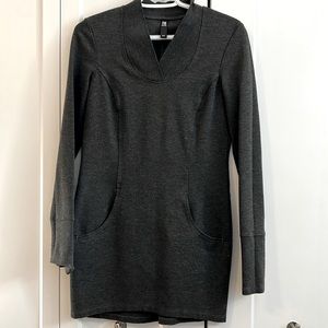 FIG clothing long-sleeved tunic top in grey, pockets at waist.